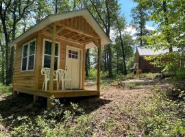 Secluded Getaway Spot in a Quiet Forest for Camping near Charlottesville, VA，位于Howardsville的酒店