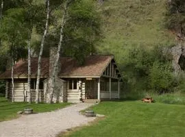Relaxing Glamping Vacation: Fantastic Log Cabin with a Hot Tub in Darby, MT