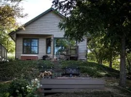 Lakefront Cozy Cabin with Hot-tub in Carbondale, Illinois