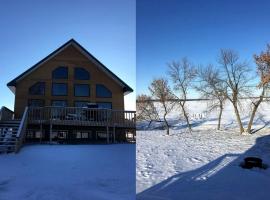 Spacious and Secluded Cabin Rental on Devils Lake in North Dakota，位于魔鬼湖的酒店