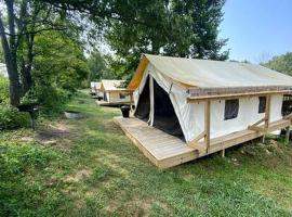 Charming Tented Cabin Placed in a Selcuded Area in Logan, Ohio，位于洛根的酒店