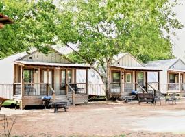 Dream Glamping Destination: Stunning Tented Cabin on the Geronimo Creek in Seguin, Texas，位于塞金的酒店