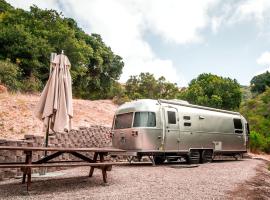Pristine Airstream Nestled on a Beautiful Ranch in Southern California，位于卡幽卡思的酒店