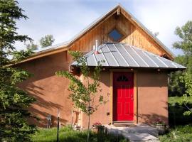 Rustic Mountain Cabin with a Hot Tub in Salida, Colorado，位于萨利达的酒店
