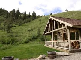 Montana Mountain Glamping: Charming Log Cabin with a Private Hot Tub in Darby