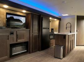 Brand-New Caravan Rental on a Ranch for a Romantic Getaway in Texas，位于Cat Spring的酒店