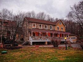 Luxury Vacation Rental with Indoor Pool near Blue Mountains, Pennsylvania，位于Lehighton的酒店