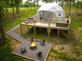 Amazing Pure Glamping Secluded Dome with Hot-tub in Grantsburg, Illinois，位于Grantsburg的豪华帐篷营地