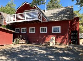 Secluded Farm Stay for a Perfect Oregon Glamping Experience，位于杰克逊维尔的酒店