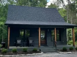Hot-tub and Fire Pit Provided Cabin in Carbondale, Illinois