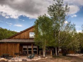 Eco-Friendly Cabin with Views of the Rocky Mountains in Colorado，位于萨利达的酒店