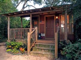 Secluded Cabin Rental with Jacuzzi for Romantic Weekend Getaway near Austin, Texas，位于Cat Spring的酒店