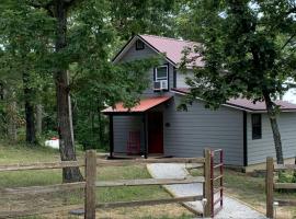 Cozy Cabin Rental near Ozark National Forest for a Relaxing Weekend Getaway in Arkansas，位于哈里森的酒店