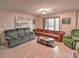 Spacious Family Lake Vacation Rental near St David, Maine，位于Lavertue的酒店