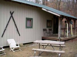 Luminous Cabin Nestled Among Nature in Indiana，位于纳什维尔的酒店