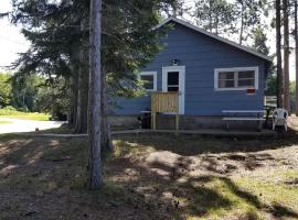 Lakeside Cabin Rental with a Boat Launch near Tomahawk, Wisconsin，位于Tomahawk的酒店