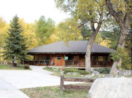 Woodland Camping Cabin for Biking near Arkansas Hills Trail in Colorado，位于萨利达的酒店