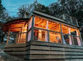 Magical Tennessee Tiny House with a Rooftop Deck，位于玛丽维尔的酒店