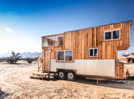 Hand-Crafted Tiny House Getaway on Idyllic Dude Ranch in Sandy Valley, Nevada，位于Sandy Valley的酒店