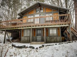 Stunning Cabin Getaway Surrounded by Towering Pine Trees in Walker, Minnesota，位于Walker的酒店