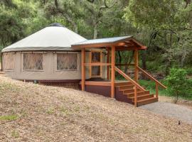 Tranquil Yurt Rental for Two with Soothing Interior on Ranch near San Luis Obispo，位于卡幽卡思的酒店