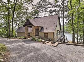 Delightful Waterfront Cabin Rental Overlooking Lake Martin, Elmore County, Alabama，位于Equality的酒店