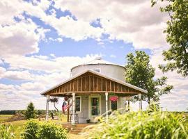 Converted Grain Silo for Unique Glamping Accommodation in Alvin, Illinois，位于Alvin的豪华帐篷营地