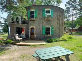 Utterly Unique Pet-friendly Vacation Cottage in Walker, Minnesota，位于Walker的酒店