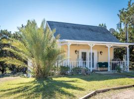 Joyful Cottage Rental for Couples with Poolside Cabana near San Antonio, TX，位于Helotes的酒店