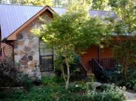 Peaceful and Secluded Lake Getaway in Guntersville, Alabama，位于Albertville的酒店