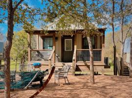Tranquil Family Vacation by a Creek: Luxury Tented Cabin in Seguin, Texas，位于塞金的酒店