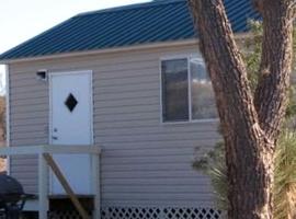 Comfy Vacation Rental with Wi-Fi and Kitchenette in Meadview, Arizona，位于Meadview的酒店