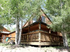 Weekend Getaway for Outdoor Recreation near San Isabel Forest in Colorado，位于萨利达的酒店