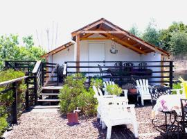 Pet Friendly Impressive Safari Tent with Hot-tub in Rainbow, California，位于Rainbow的酒店