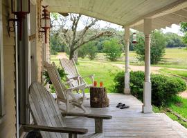 Romantic Country Getaway with Wood-Burning Fireplace near Houston, Texas，位于Cat Spring的酒店