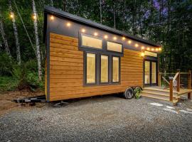 Breathtaking Tiny House with Jacuzzi and Outdoor Shower in Washington，位于奥林匹亚的酒店