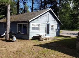 Remote Cabin Vacation Rental on Beautiful Somo Lake, Wisconsin，位于Tomahawk的酒店