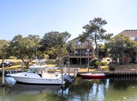 Gorgeous Waterfront Vacation Rental for an Unforgettable Family Getaway in Frisco, North Carolina，位于Frisco的酒店