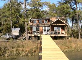 Two-Bedroom Log Cabin on the Shores of the Chesapeake Bay in Virginia，位于Onemo的酒店