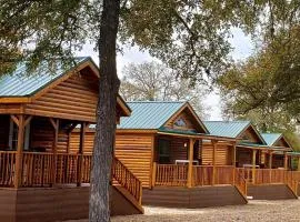 One Bedroom Log Cabin for Family and Pet Friendly Glamping in Pipe Creek, Texas