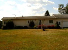 Cozy Lakeside Vacation Rental near St David, Maine，位于Lavertue的酒店