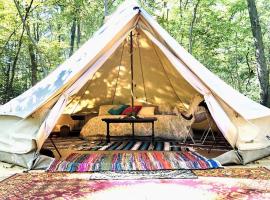 Beautiful Bell Tent Rental near Kansas City for Glamping in Missouri，位于Excelsior Springs的酒店
