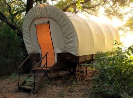 Unique Wagon Accommodation at Bed and Breakfast near Austin, Texas，位于Cat Spring的酒店