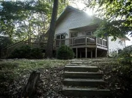 Wonderful Lakefront Cabin with Hot-tub in Carbondale, Illinois