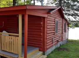 Idyllic Log Cabin Steps from Somo Lake near Tomahawk, Wisconsin，位于Tomahawk的酒店