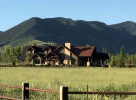 Impressive and Secluded Villa for Rent along the Glorious Uinta Mountains, Utah，位于Oakley的酒店