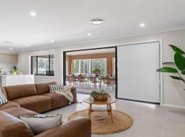 Modern Bush Retreat- Brand New 5BR Tranquil Escape，位于Tomerong的酒店