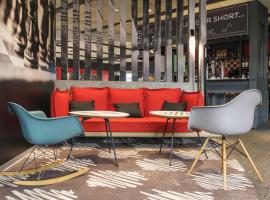 法莱斯诺曼底大学宜必思酒店，位于法莱斯的酒店