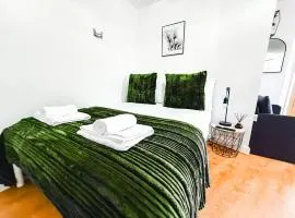 Chic Studio, Free parking, Sleeps 2