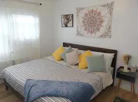 Spacious 4-Bedroom Family Home Sleeps 10 Peaceful Baltimore Suburb